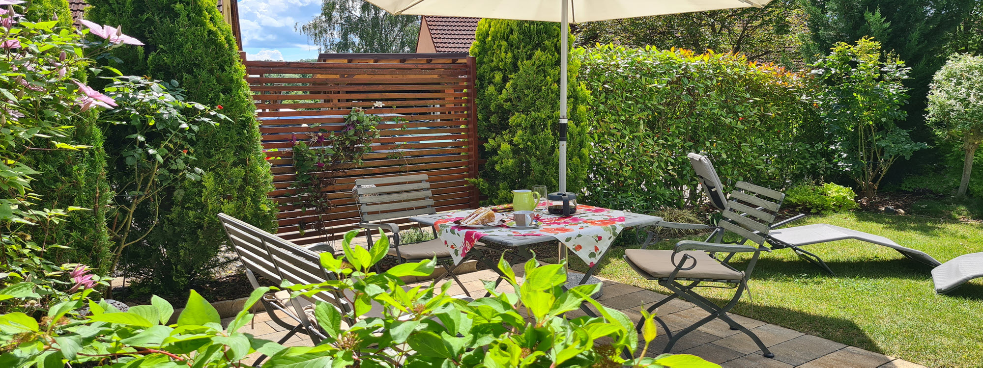 Garten in der Akazienblüte