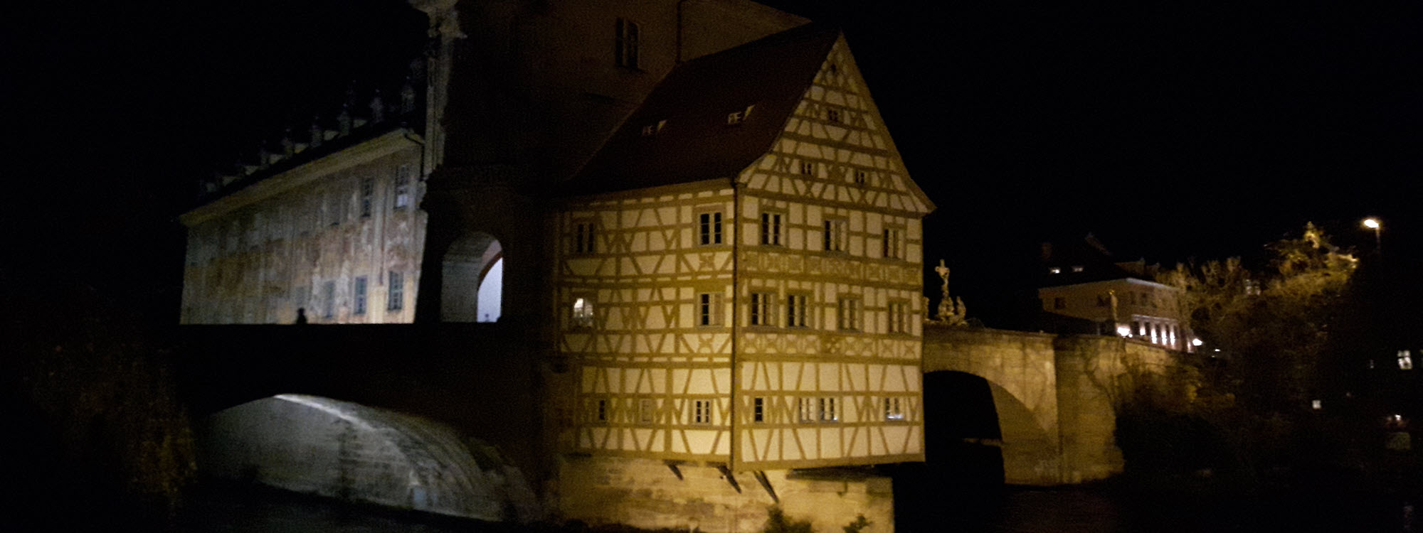 Winterzeit in der Akazienblüte: Altes Rathaus Winterzeit in der Akazienblüte: Altes Rathaus
